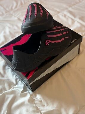 Gnarcotic Skelly Runners Size 9